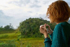 Mujer pensativa y autoanalítica mirando la naturaleza