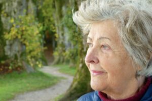 Mujer anciana analizando sus emociones